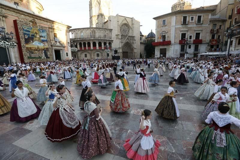 Dansà infantil en la plaza de la Virgen