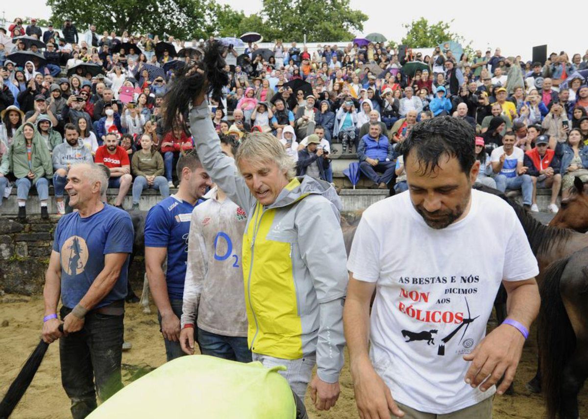 Calleja bajó a la arena para rapar un caballo. | // BERNABÉ/JAVIER LALÍN