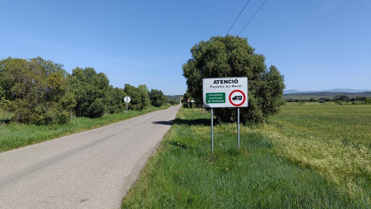 Un dels cartells a la carretera on es prohibeix el pas a vehicles de més de 3,5 tones.