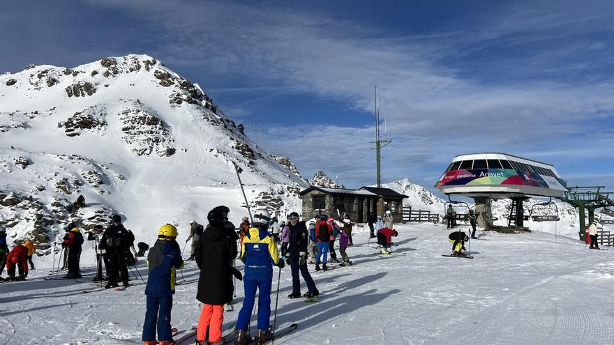 Video | Los primeros esquiadores ya disfrutan de la nieve en el Pirineo aragonés