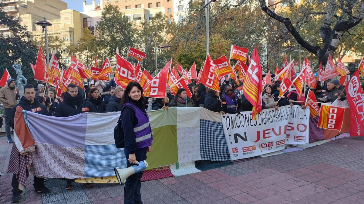 Protesta de los trabajadores de Jevaso, auxiliar del grupo Inditex, frente a una tienda de Zara en Zaragoza.