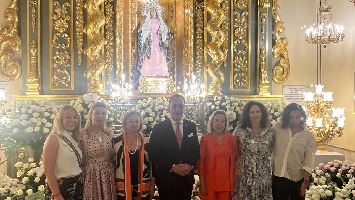 María Ángeles Mazuecos, Mercedes Ruiz, María Jesús Pérez, Ramón Mateos, María Ángeles Gómez, Pilar María Salinas e Isabel Casalduero, ante el altar de la Santísima Virgen de la Amargura.