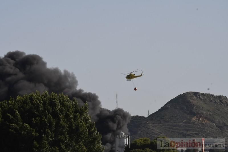 Imponentes llamas devoran una nave en Santomera