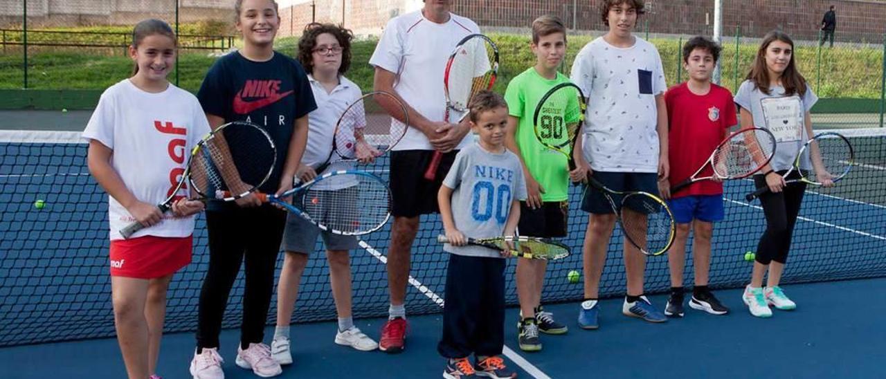 Algunos de los integrantes de la Escuela de Tenis de La Felguera.