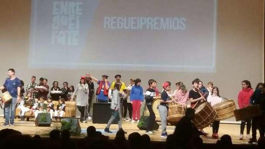 Unha das actuacións musicais no Auditorio de Galicia durante a terceira edición da Regueifesta.