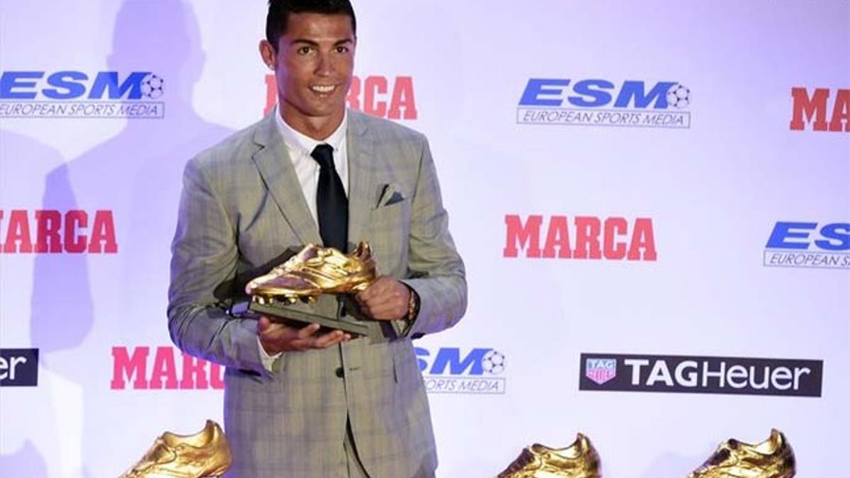 Ayer, recibiendo la Bota de Oro como si hubiese ganado el Nobel, Cristiano Ronaldo parecía un pavo real