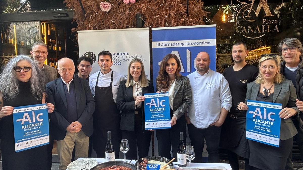 Chef y representantes del sector, junto a las ediles López y Poquet, al centro de la imagen, en la presentación de las jornadas.