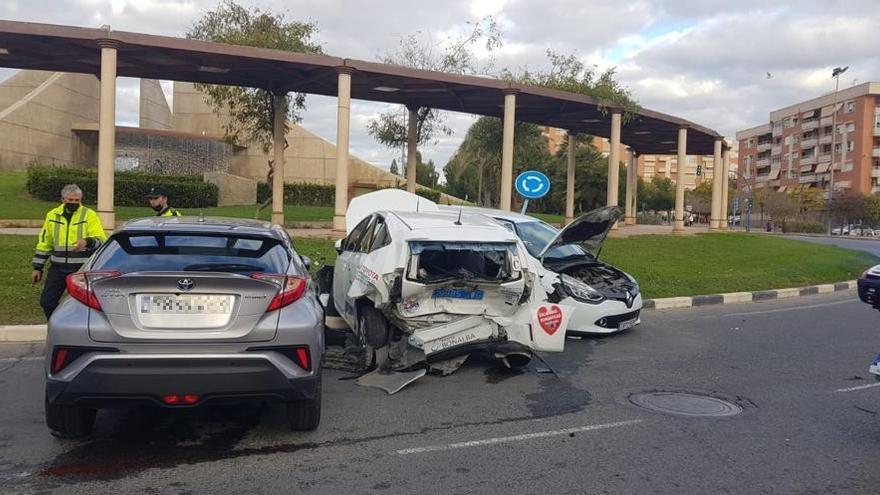 Largas colas en Alicante por un duro accidente a la hora de la entrada a los colegios