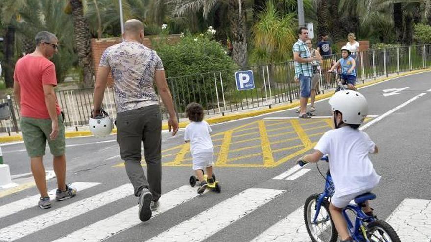 Una actividad familiar organizada en el Parque Infantil de Tráfico.