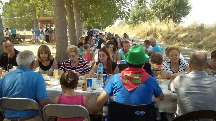 Los vecinos se reúnen para degustar los productos típicos de la zona.