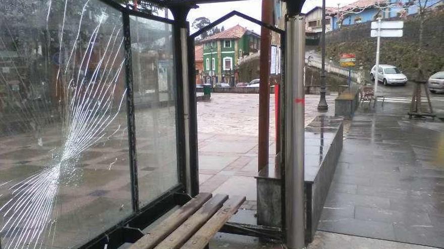 El cristal roto en la marquesina frente a la iglesia de Colunga.