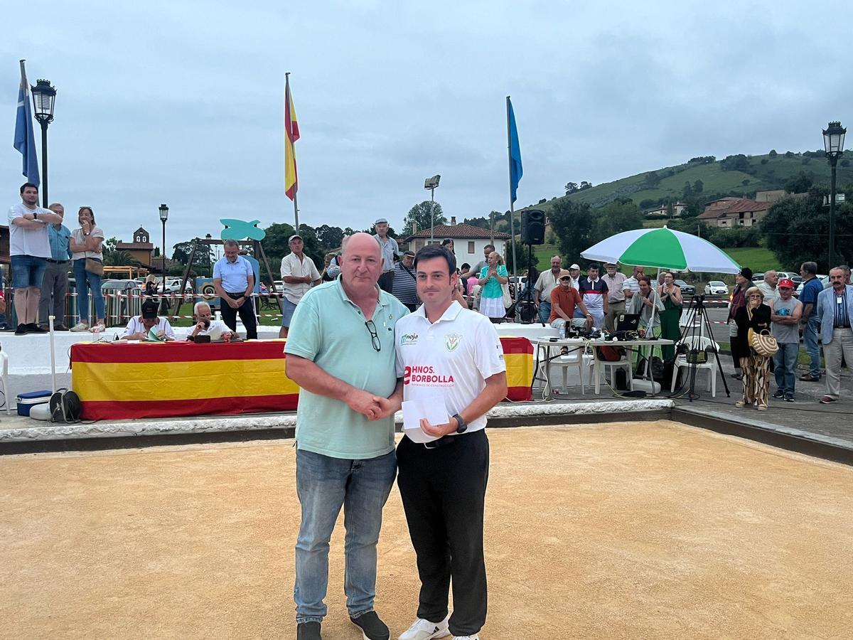 Rodrigo Núñez, a la izquierda, en la bolera de Noriega entregando un premio al jugador cántabro Manolín Domínguez.