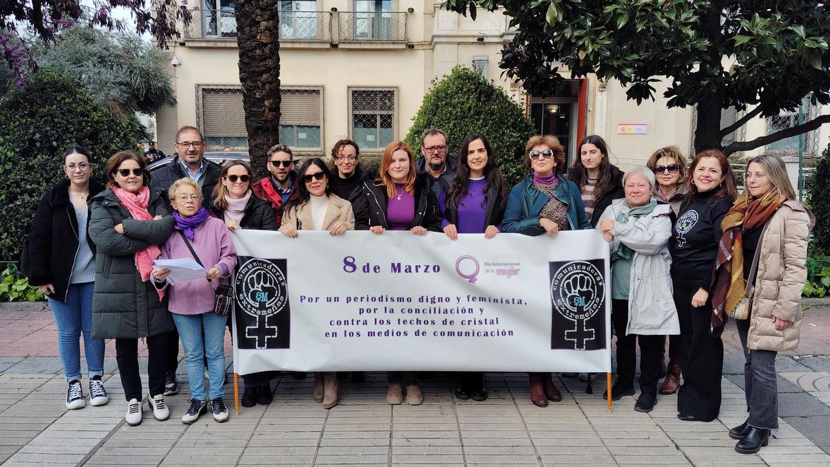 Periodistas concentrados en la avenida de Huelva de Badajoz.