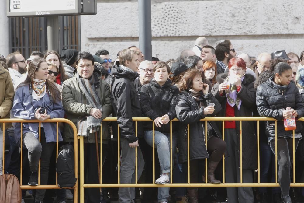 Ambientazo en la mascletà del día de la Crida