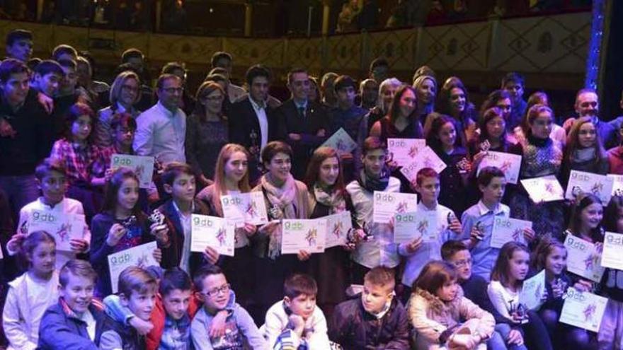 Todos los deportistas premiados, posando al final del acto.