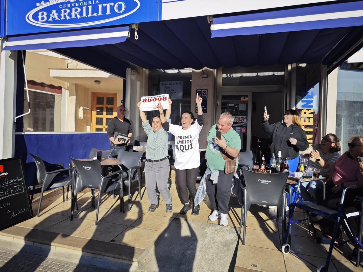 Así han celebrado en Can Picafort el Gordo de la Lotería de Naviad Así han celebrado en Can Picafort el Gordo de la Lotería de Naviad