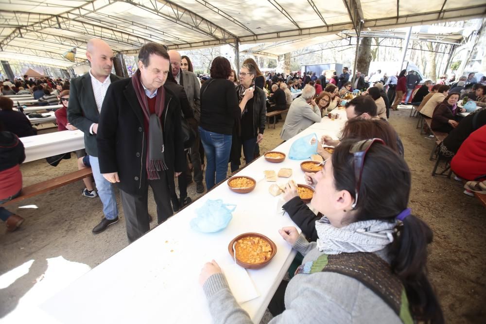 Los organizadores se muestran "muy satisfechos" con la asistencia y todavía no han recontado las raciones repartidas. // A. Irago