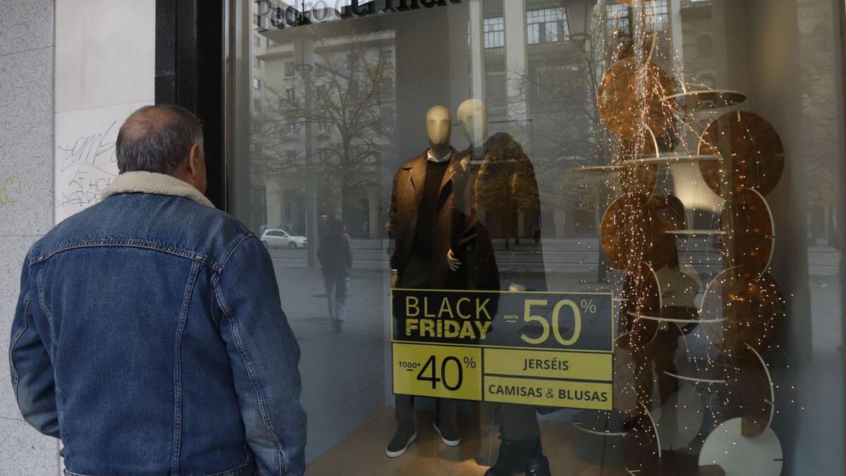 Un hombre observa un escaparte de un comercio textil en el paseo Independencia de Zaragoza.  | ANDREEA VORNICU