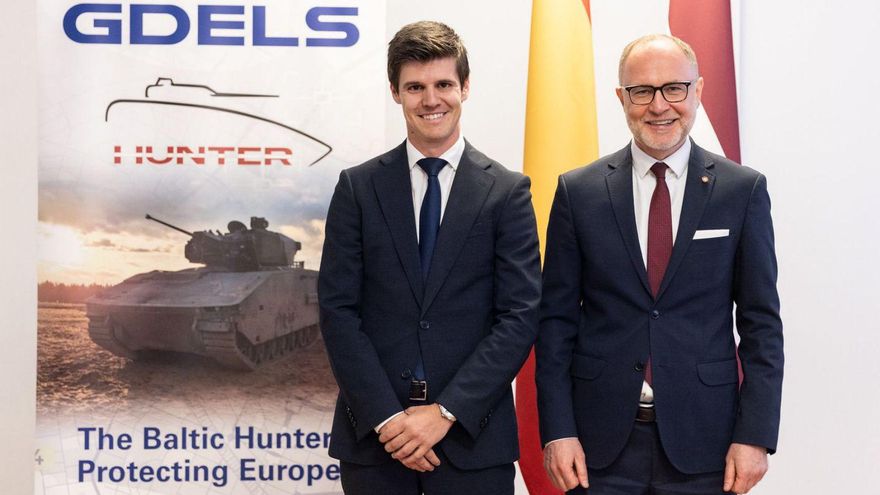 Alejandro Page, vicepresidente de GDELS-Santa Bárbara Sistemas, y Andris Spruds, ministro de Defensa de Letonia, durante la firma para la adquisición de 42 blindados de combate de infantería «Hunter». |