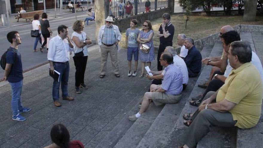 El edil Luis Bará mantuvo una reunión con los vecinos para explicar el proyecto para Javier Puig. // S.A.