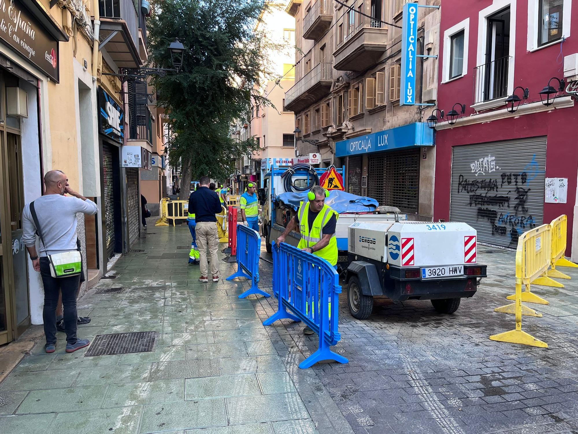 La rotura de una tubería inunda la calle Olmos
