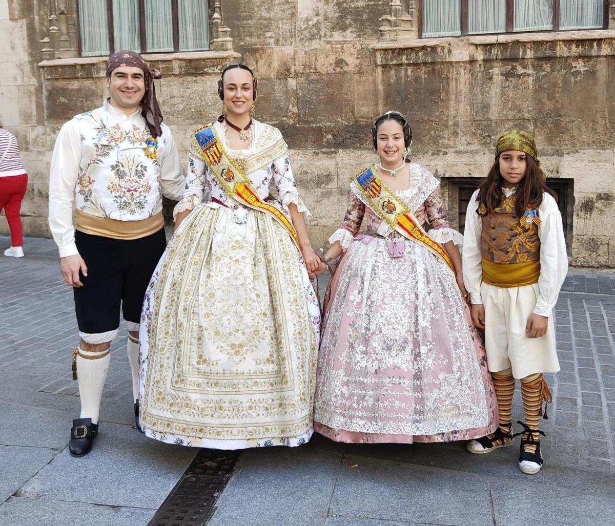 Los presidentes y Falleras Mayores de la Falla Raval d'Alcàsser.