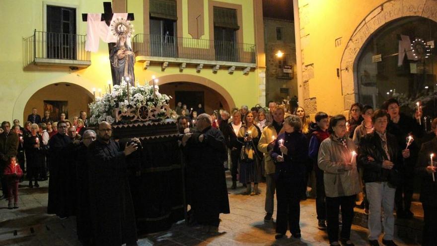 La processó dels Dolors omple la vila de Peralada.