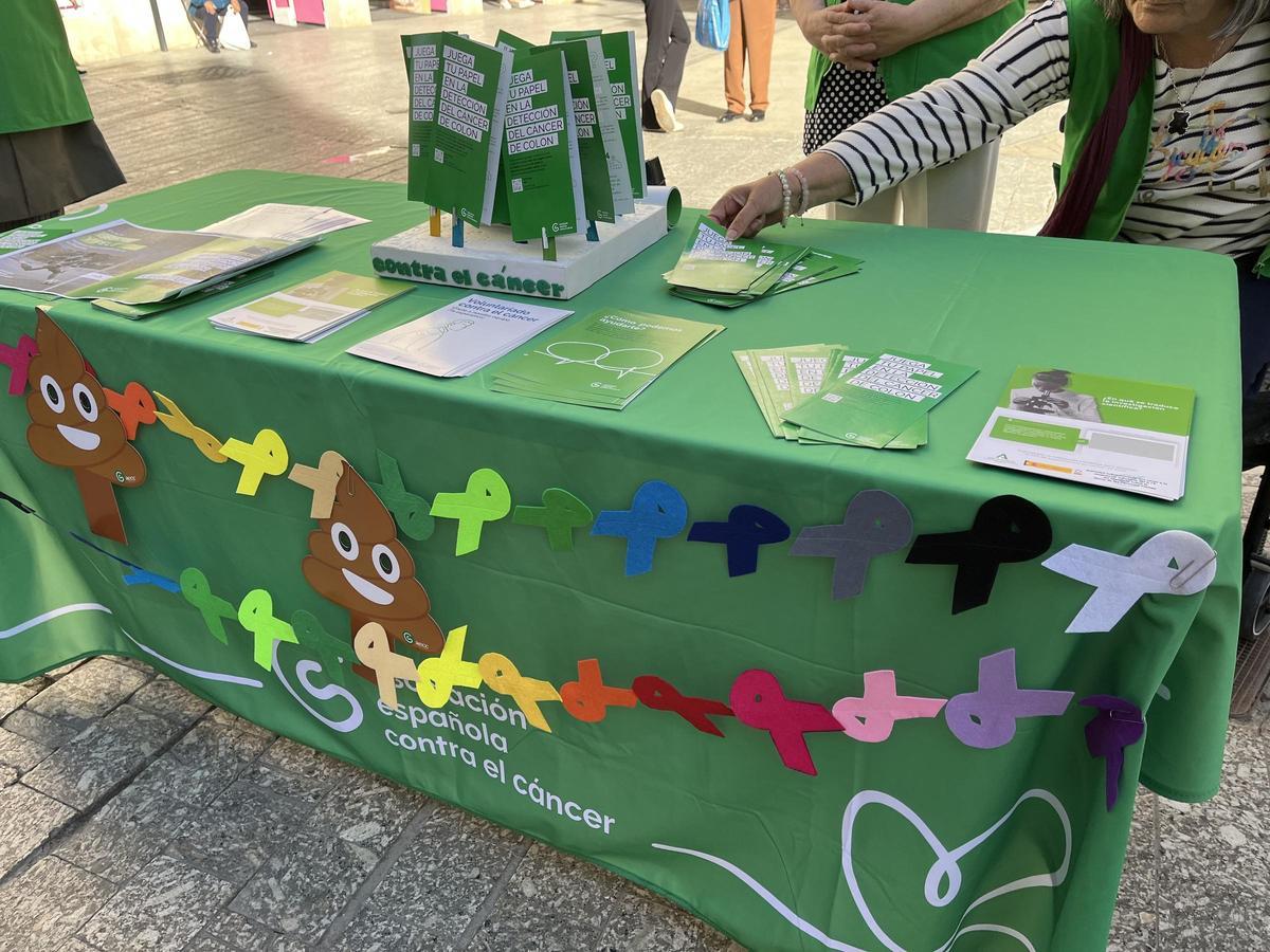 Mesa informativa de la AECC en la Plaza de Félix Sáenz