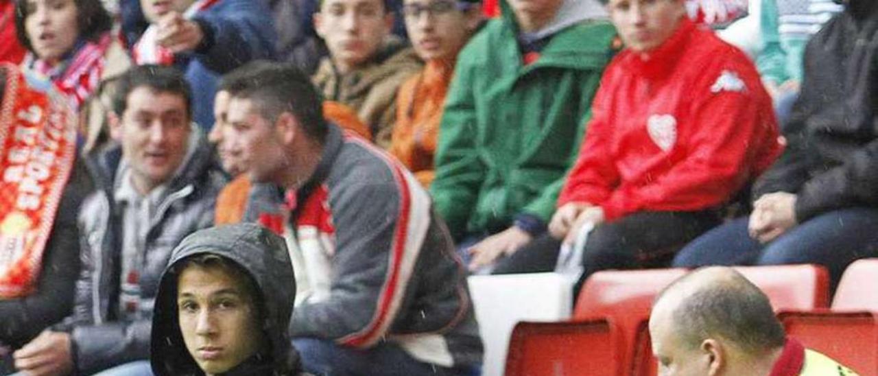 Uno de los recogepelotas del Sporting, durante el partido ante el Alavés.