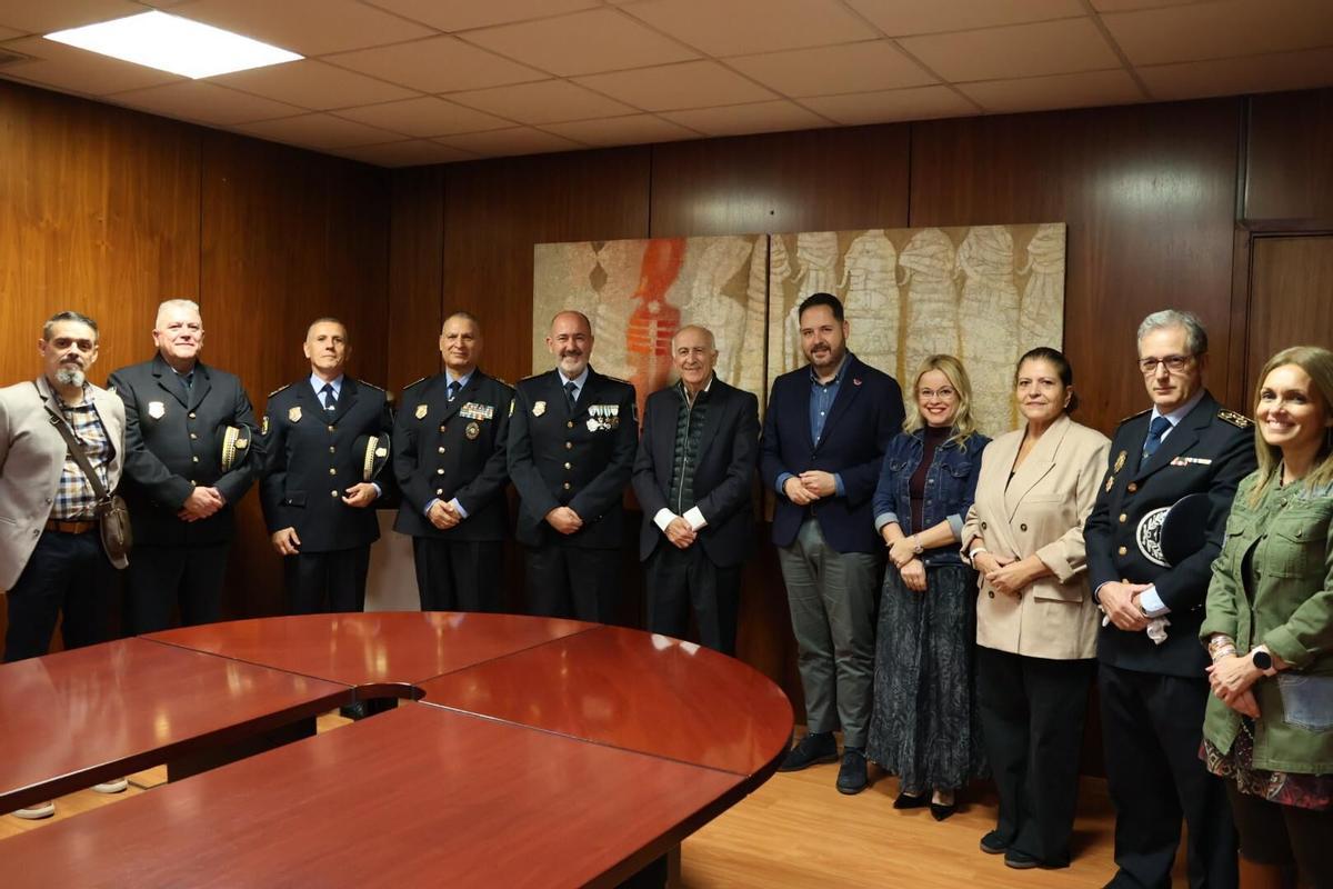 Los nuevos inspectores de la Policía Local junto a los concejales Francisco Spínola, Josué Íñiguez y Esther Martín.