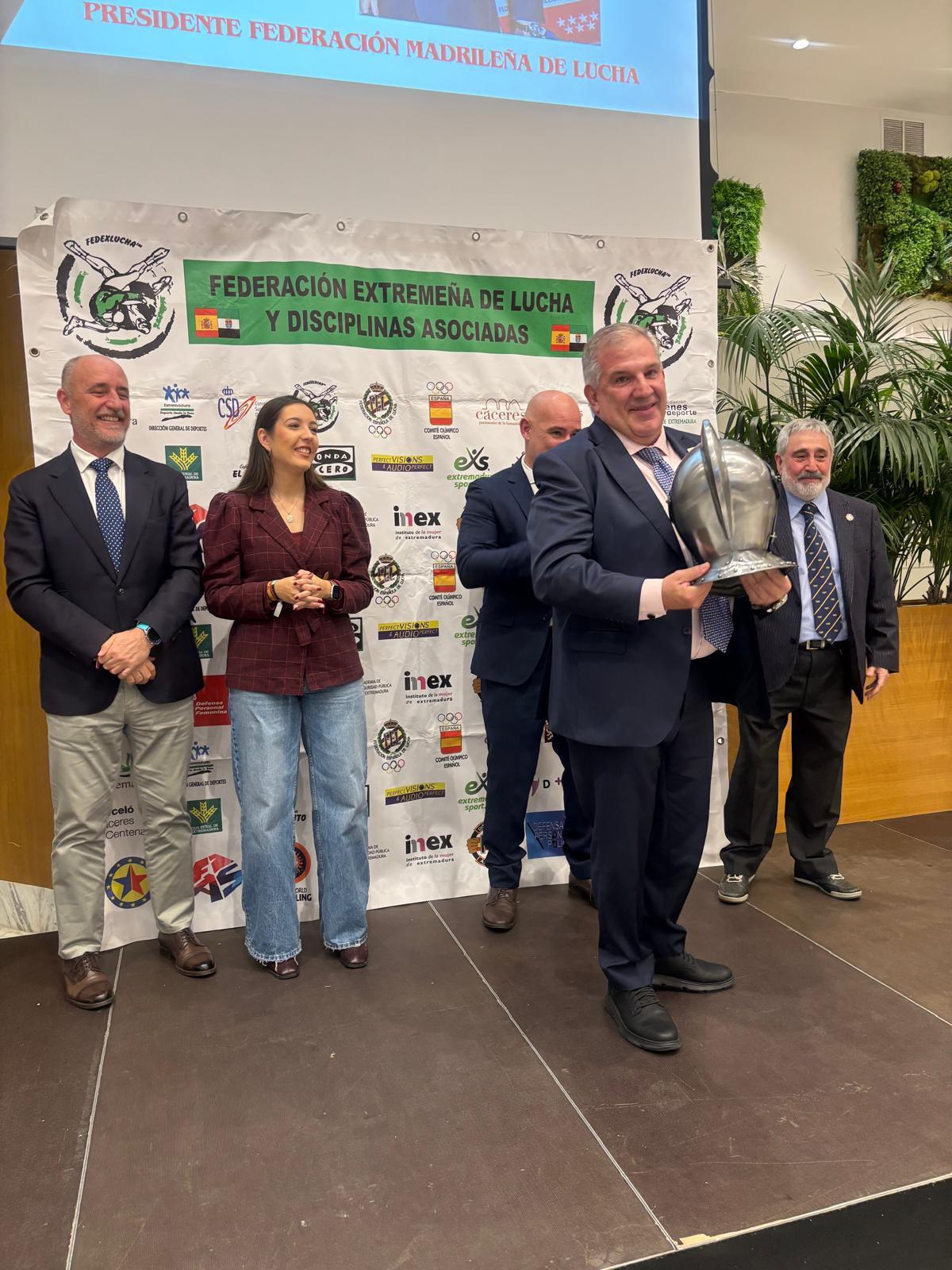 Ángel Giménez, presidente de la Federación Madrileña, con su escafandra.