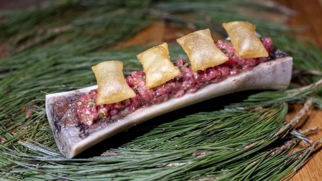 El 'steak tartar' con tuétano y patatas suflés de Suculent.