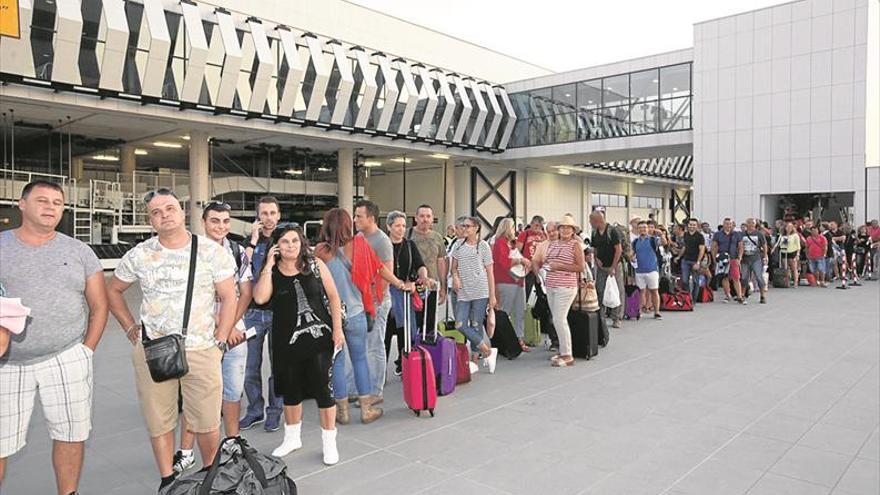 El aeropuerto quintuplica en 2016 sus pasajeros y roza los 106.000