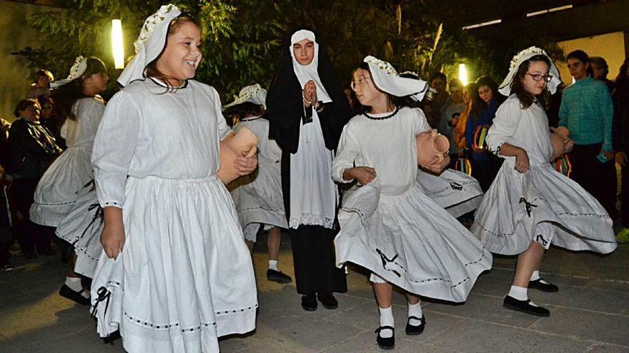 Las Dames de Santa Catalina de Manacor bailan