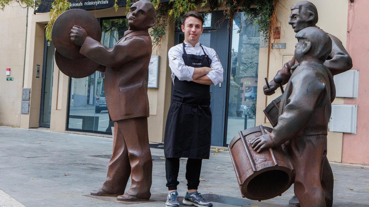 Gerard Fortuny, delante de su restaurante, Can Fortuny, en Centelles.