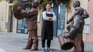 Gerard Fortuny, delante de su restaurante, Can Fortuny, en Centelles.