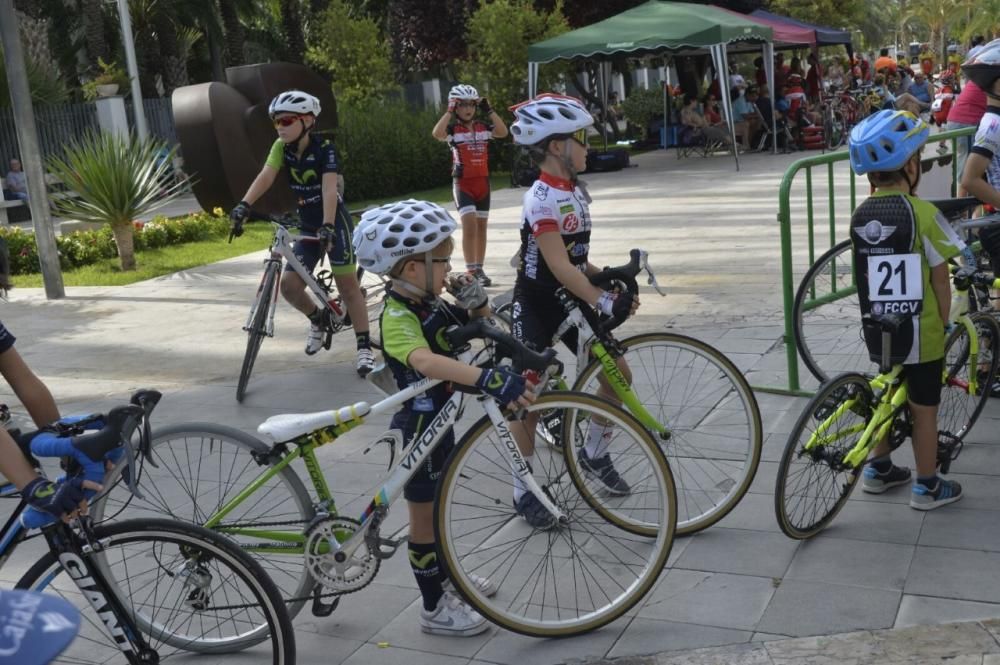 Las medallas que se entregaron a los ciclistas han sido elaboradas de manera artesanal por la ceramista Sol Pérez.