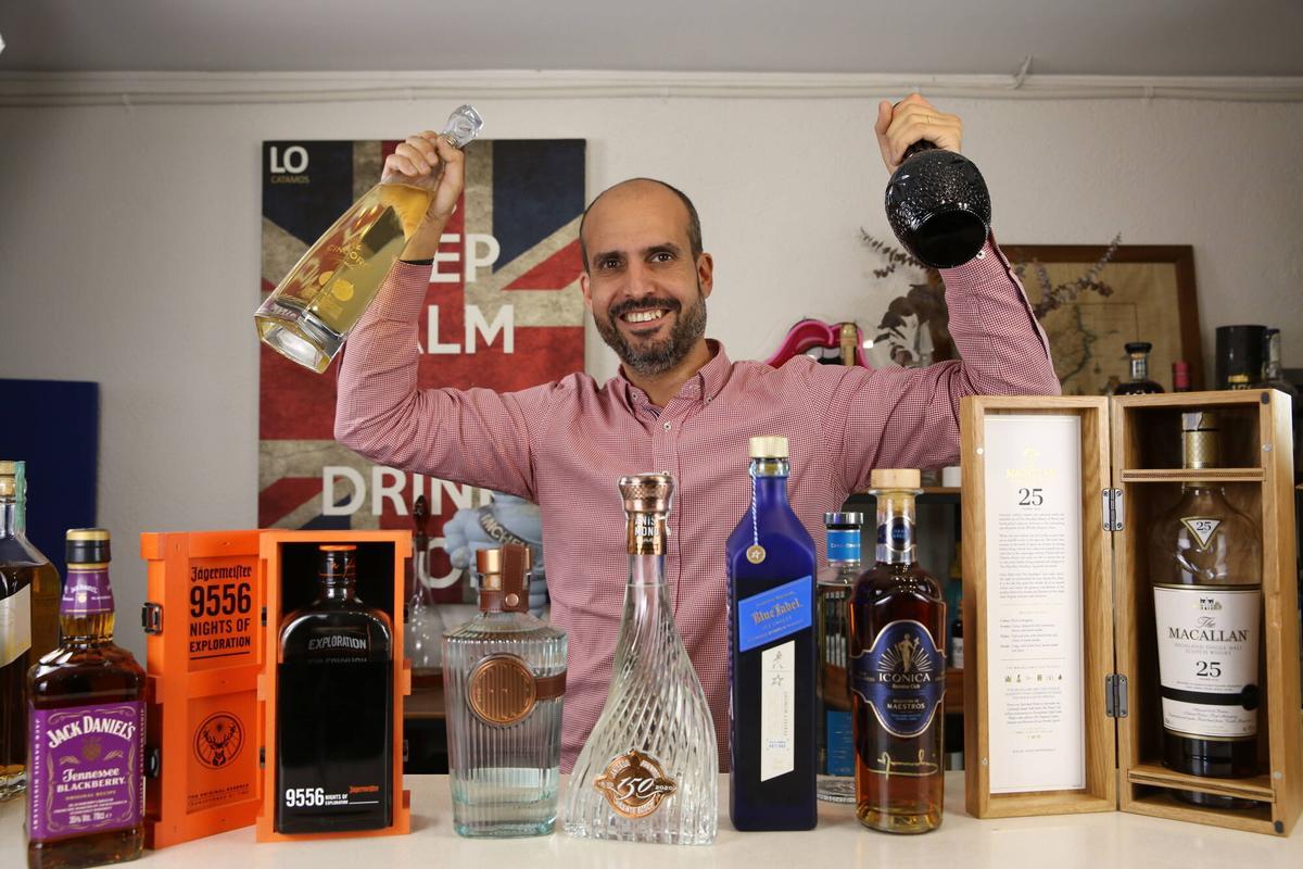 Barcelona 29/10/2025 Sergio Estévez, Lo Catamos en redes. Se ha hecho viral probando mezclas imposibles. El estudio y las bebidas están en su casa, en Cabrils. Ginebra Larios con leche condensada, anís con yoghur, y Nutella con ron de coco. FOTO ELISENDA PONS