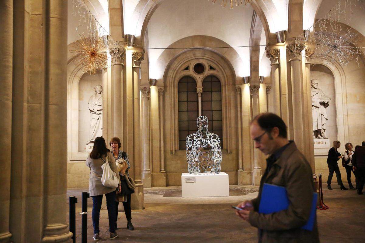 El edificio histórico de la UB estrena escultura de Jaume Plensa