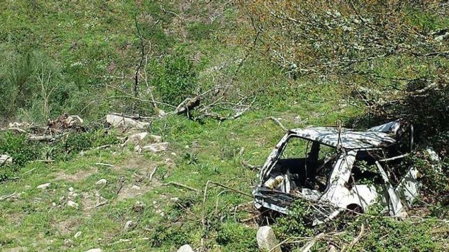 Denuncian vertederos en varias zonas de los montes de Rodeiro