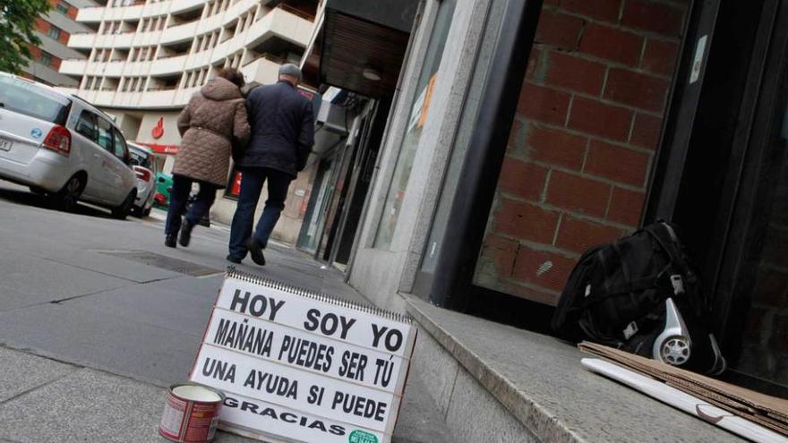 Una persona pide ayuda en una calle del centro de Gijón.