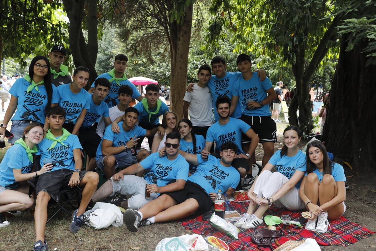Trubia. El parque de Cataluña. Reportaje en la Jira de las fiestas de la localidad, con los romeros comiendo el bollo