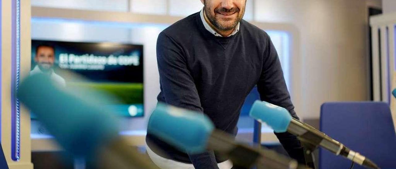 Juanma Castaño, esta semana, en el estudio de la COPE de Madrid, donde dirige &quot;El Partidazo&quot;, nuevo programa líder de la radio nocturna.