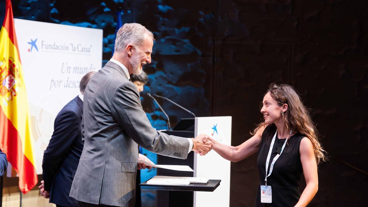 La germana de la Coral Molí Plana recull el premi de la fundació