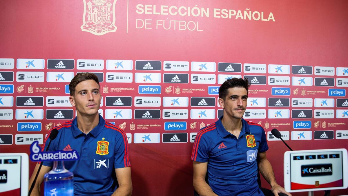 Gerard y Pau, durante una rueda de prensa en una concentración de España.