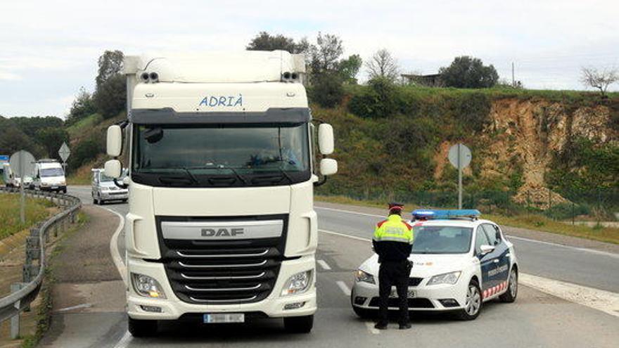 Els Mossos durant un control de trànsit.