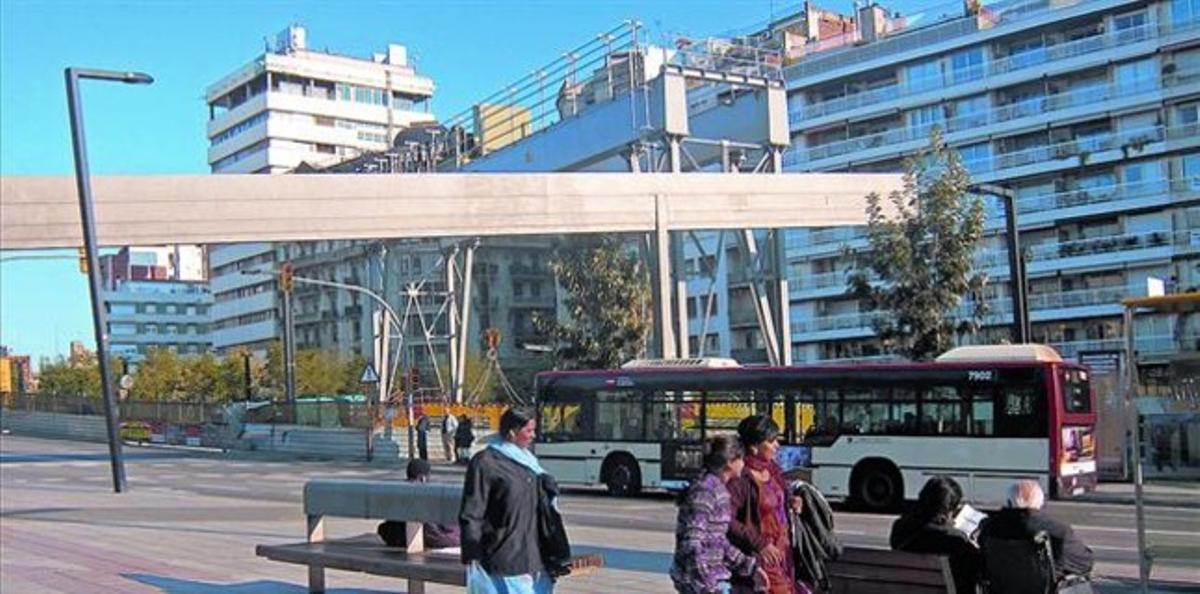 La plaça de Lesseps, ahir, amb la grua de les obres de la L-9 que es confon amb les escultures. La plaça de Lesseps, ahir, amb la grua de les obres de la L-9 que es confon amb les escultures.