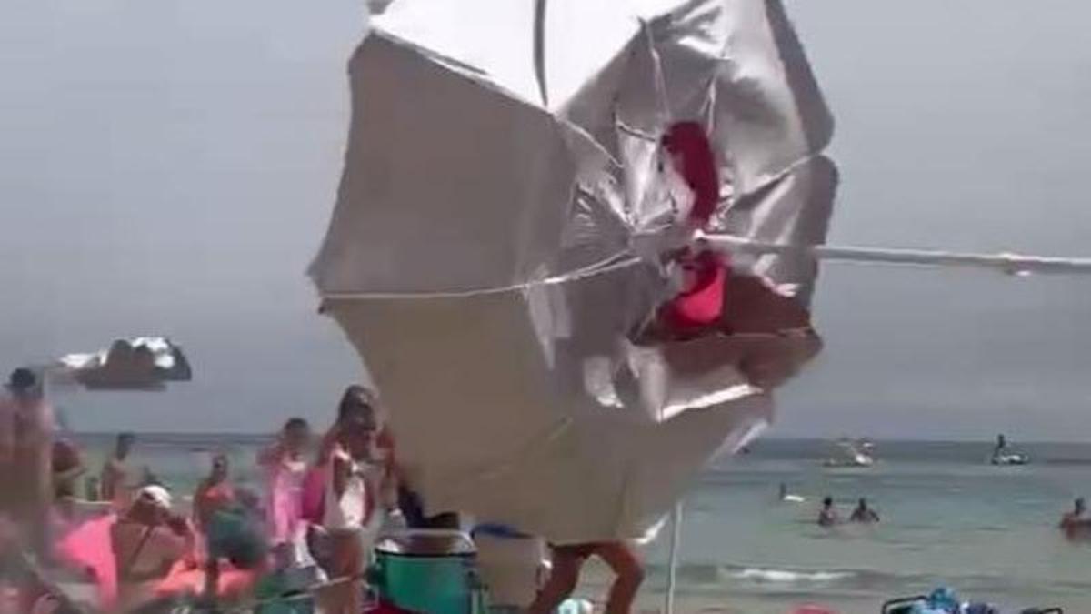 Una de las sombrillas que ha salido volando