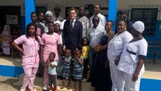 La ONG Egueire, que preside el párroco de Cee, donó diverso material sanitario a Costa de Marfil