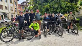 Los "Bicis Voladores" valencianos llegan a Villaviciosa: esta es la promesa que les tiene en el Camino